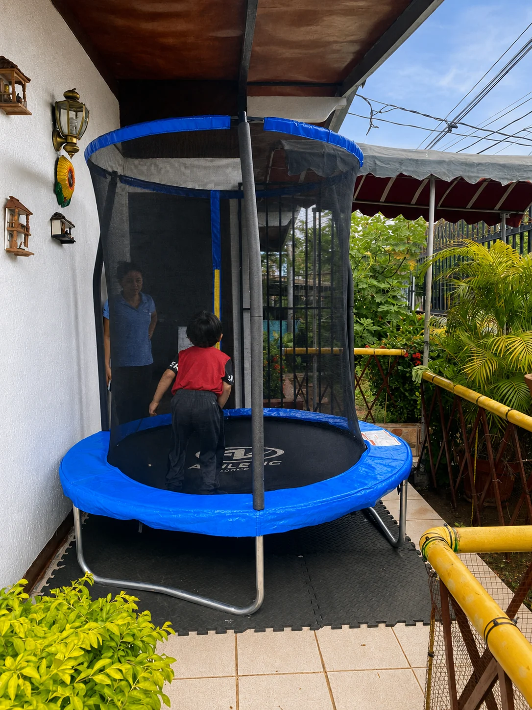 Área exterior de movimiento con trampolín protegido