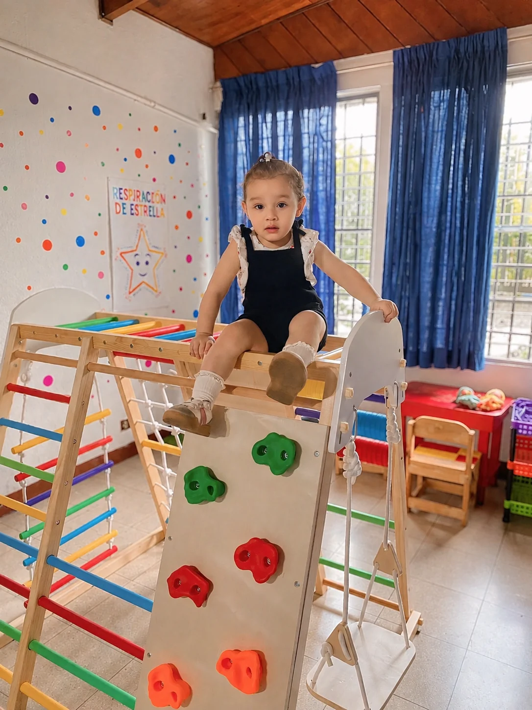 Niña utilizando el escalador infantil de Clínica Cielo Azul