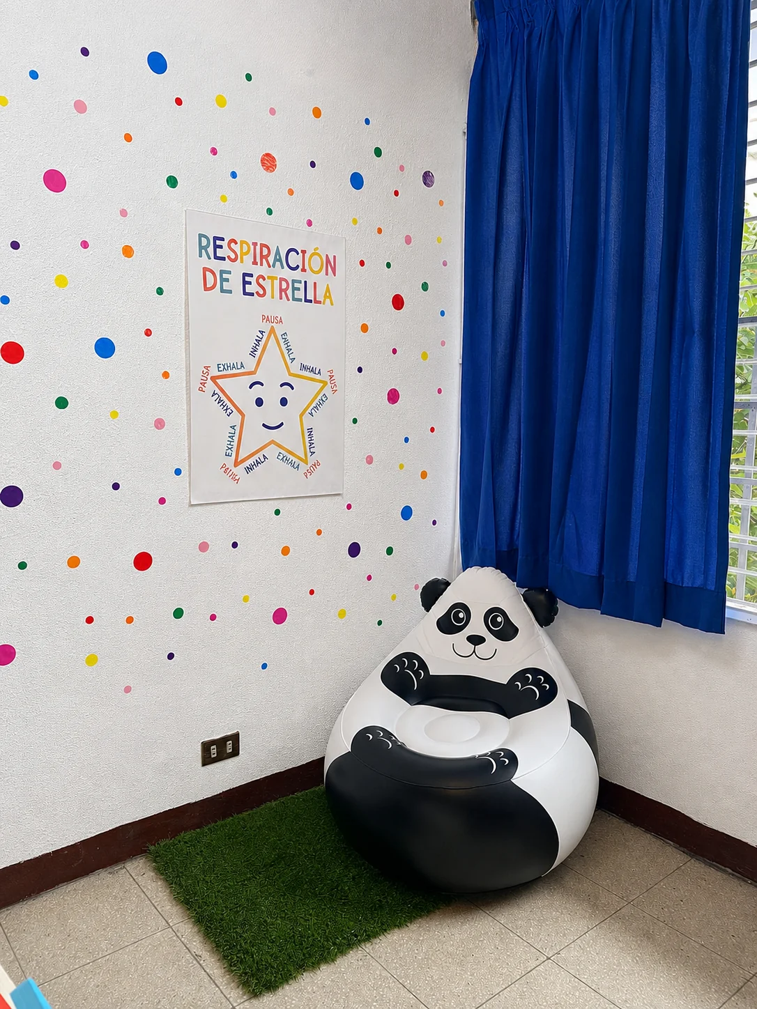 Rincón de calma con asiento infantil en forma de panda