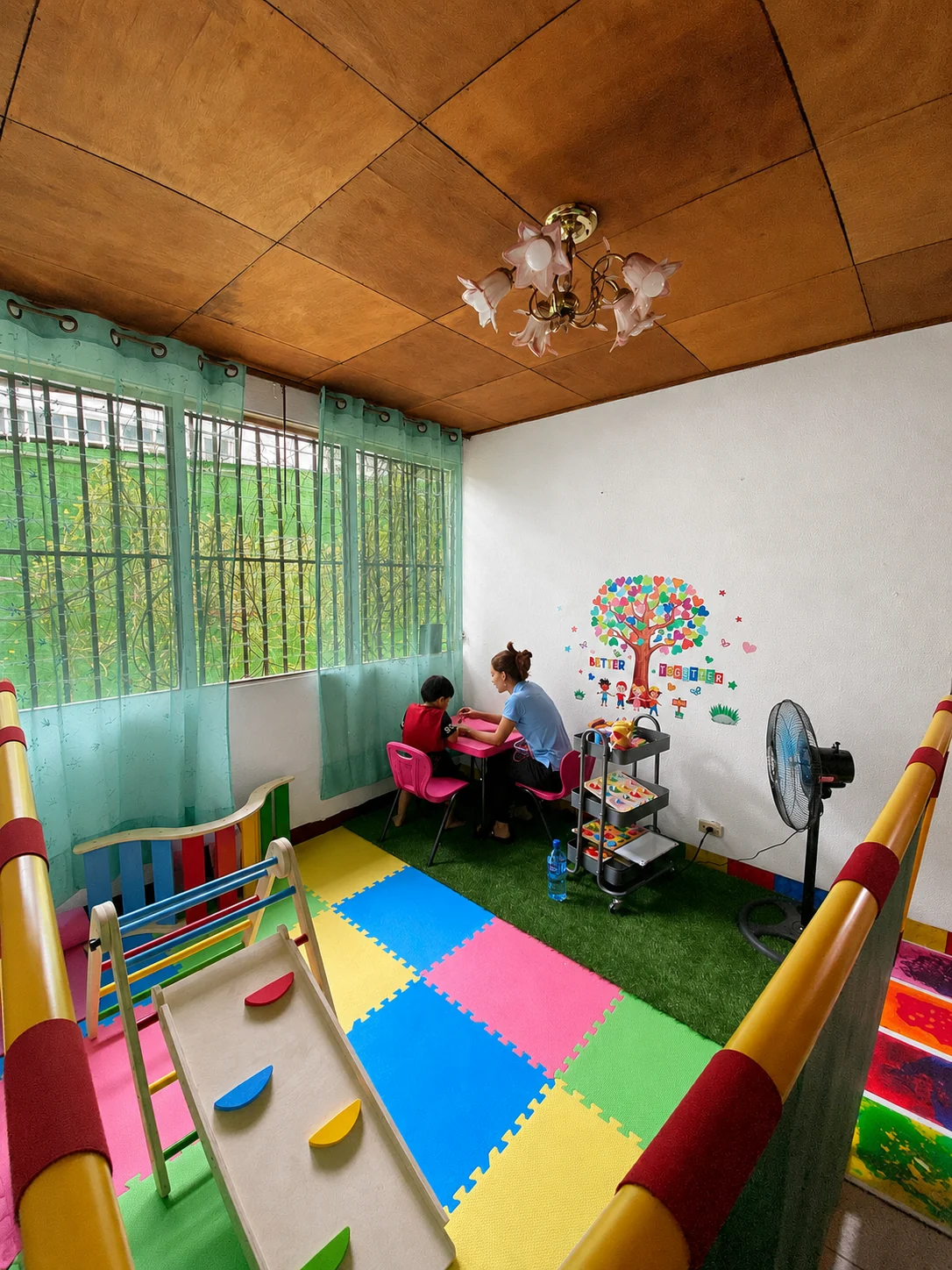 Sala infantil equipada para actividades terapéuticas y de aprendizaje