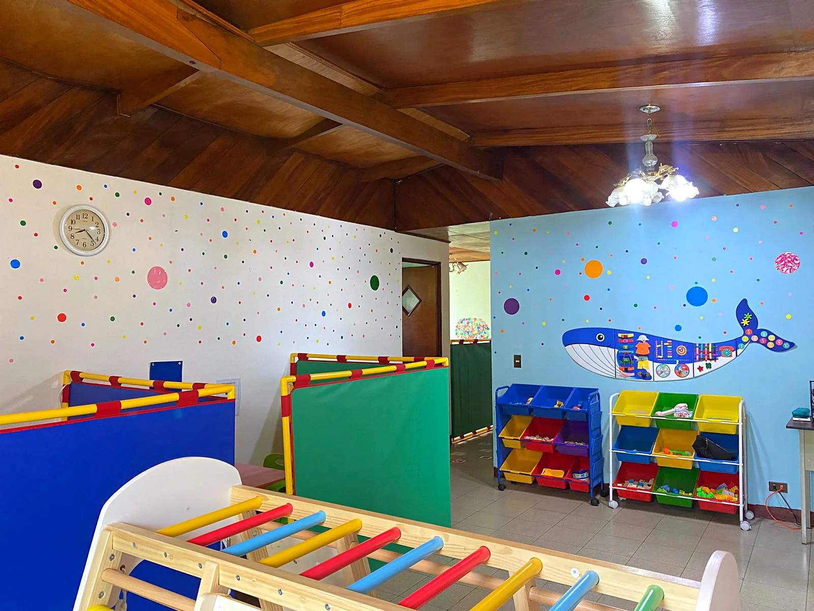 Sala terapéutica infantil con materiales y recursos de juego